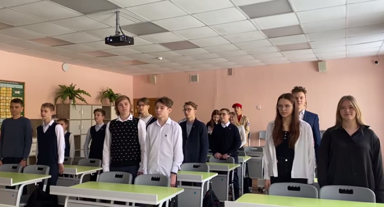 Учащиеся 8ж класса исполнили песню в поддержку СВО.