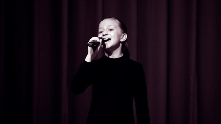Ученица 6 В класса Анна Белова исполнила песню «Встанем»..