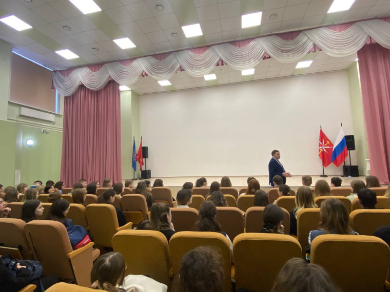 Соцков Евгений Алексеевич кандидат наук, доцент, полковник милиции, выступил перед 10-ми классами с «Правовой лекцией».