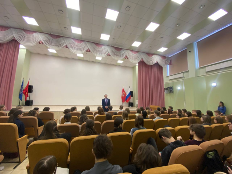 Соцков Евгений Алексеевич кандидат наук, доцент, полковник милиции, выступил перед 10-ми классами с «Правовой лекцией».