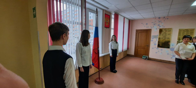 Торжественная установка Государственного флага Российской Федерации и исполнение Государственного гимна Российской Федерации.