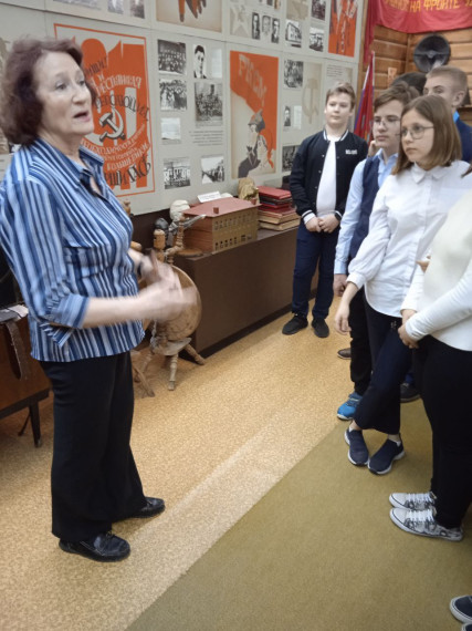 Экскурсия в музей &quot;Слава трех поколений&quot; в ЦВР Зареченского района.