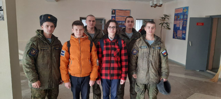 Учащиеся лицея вместе с педагогами посетили 51-й гвардейский парашютно-десантный полк и передали гуманитарную помощь.